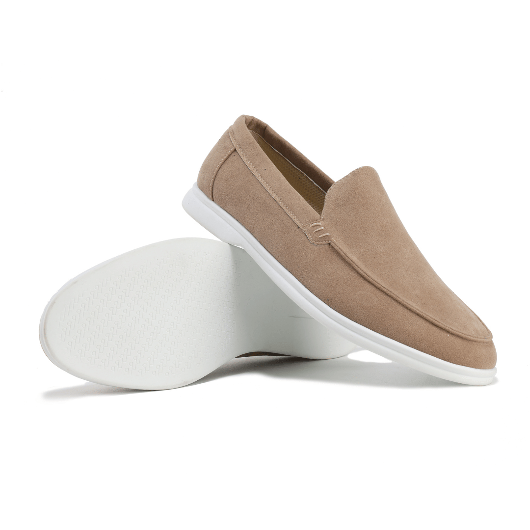 Paar bequeme Herren Slip-On Loafers, vielseitige Frühlingsschuhe in Marineblau.