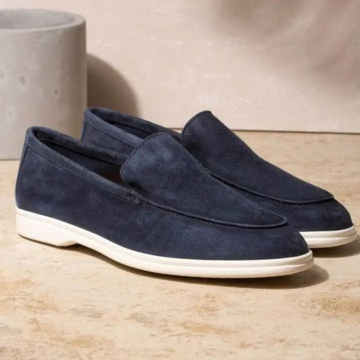 Nahaufnahme bequemer Herren Slip-On Loafers, perfekter Frühlingsschuh.
