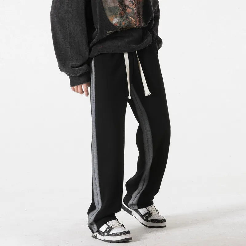 Bequeme schwarze Herren-Sweatpants mit Kordelzug für Freizeit. Lockere Passform, ideal für Komfort & Entspannung.
