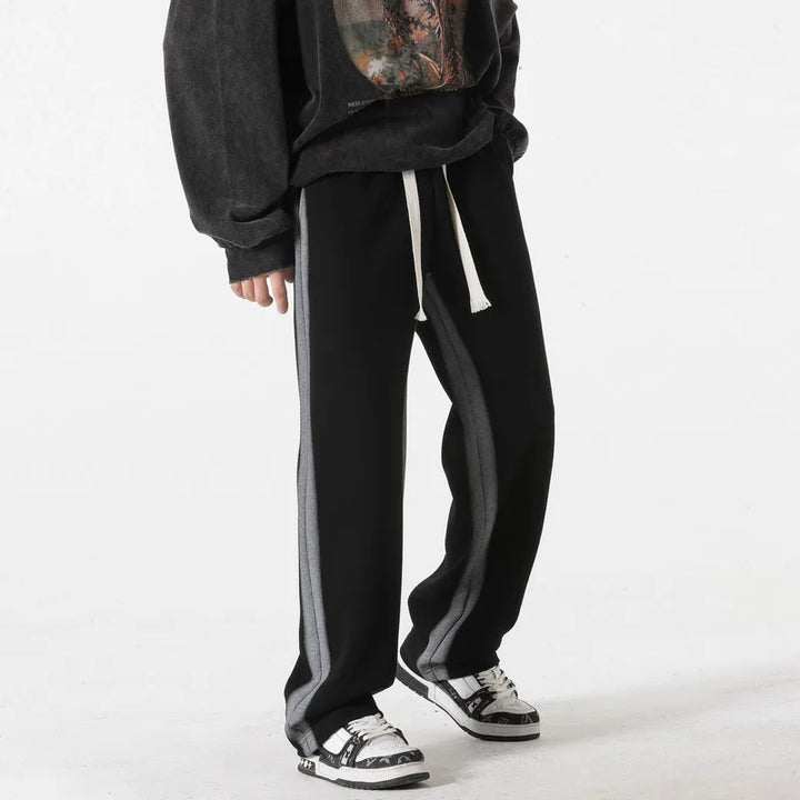 Bequeme schwarze Herren-Sweatpants mit Kordelzug für Freizeit. Lockere Passform, ideal für Komfort & Entspannung.
