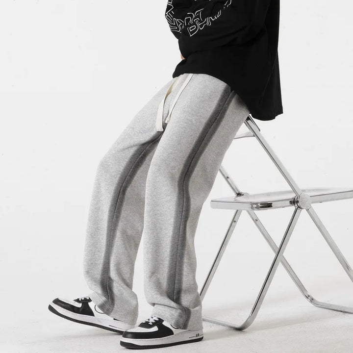 Braune Herren-Freizeithose mit Kordelzug. Bequeme, lockere Passform für Sport, Alltag oder gemütliche Stunden zu Hause.