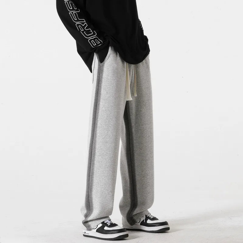 Bequeme schwarze Herren-Sweatpants mit Kordelzug. Diese Winterhose bietet ultimativen Komfort für Freizeit & Sport.