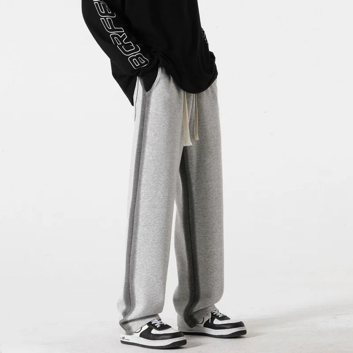 Bequeme schwarze Herren-Sweatpants mit Kordelzug. Diese Winterhose bietet ultimativen Komfort für Freizeit & Sport.
