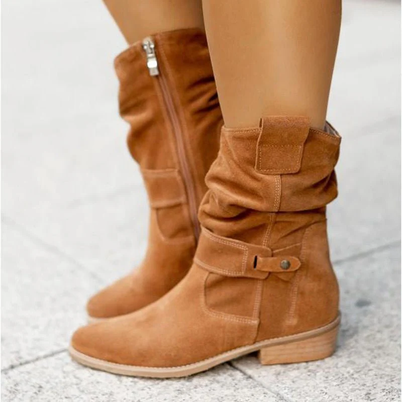 Eine Frau präsentiert bequeme Slouchy Damenstiefeletten. Stilvolle Boots für lässige Herbst- und Winteroutfits.