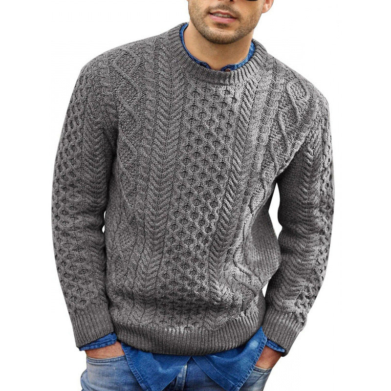 Mann trägt stilvollen Rundhals-Strickpullover. Komfortable Herrenmode für den Frühling, ideal für den Alltag.