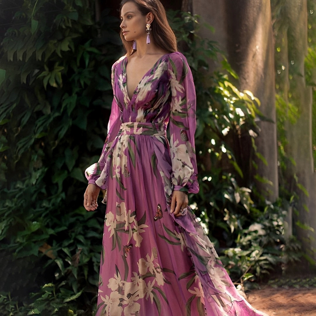 Bequemes Damen Maxikleid mit Blumenmuster und V-Ausschnitt in Lila für den Sommer. Ideal als Freizeitkleid.