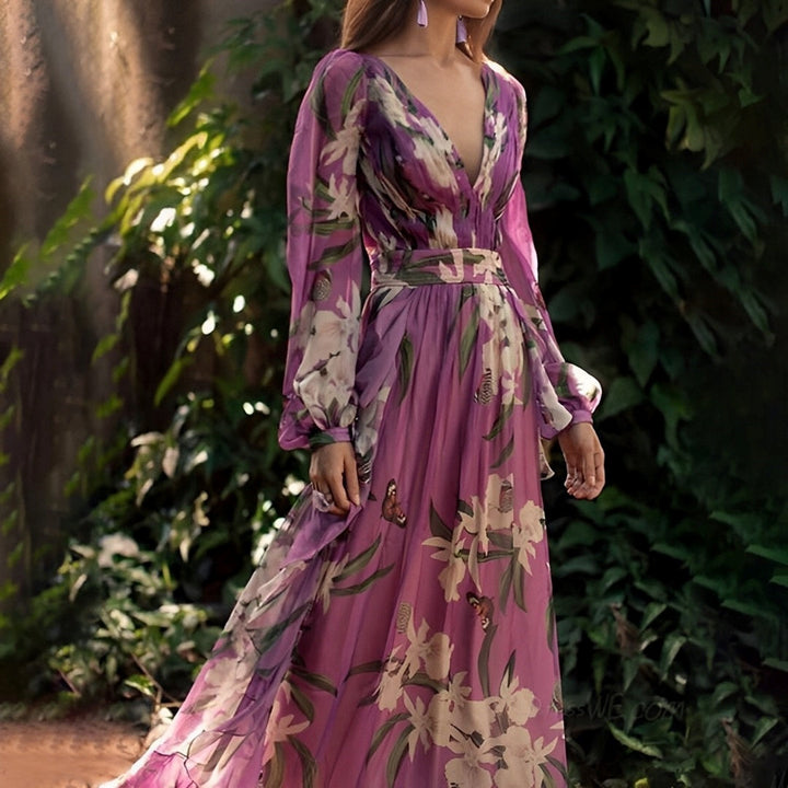 Elegantes lila Blumen Maxikleid für Damen mit tiefem V-Ausschnitt. Ein stilvolles Sommerkleid mit Muster.
