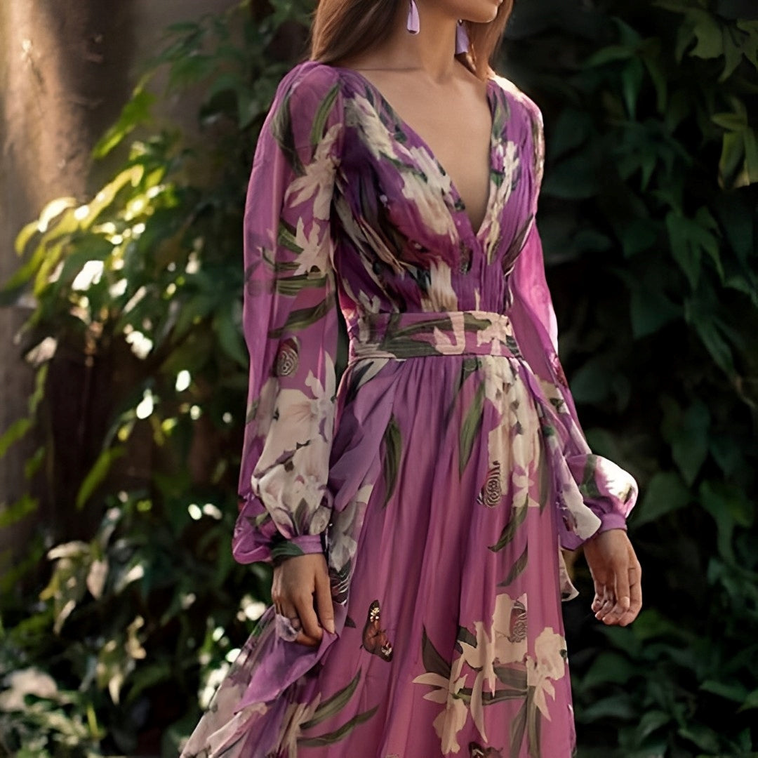 Damen Sommerkleid: Bequemes Maxikleid mit V-Ausschnitt, Blumenmuster in Lila. Perfekt als Freizeitkleid.