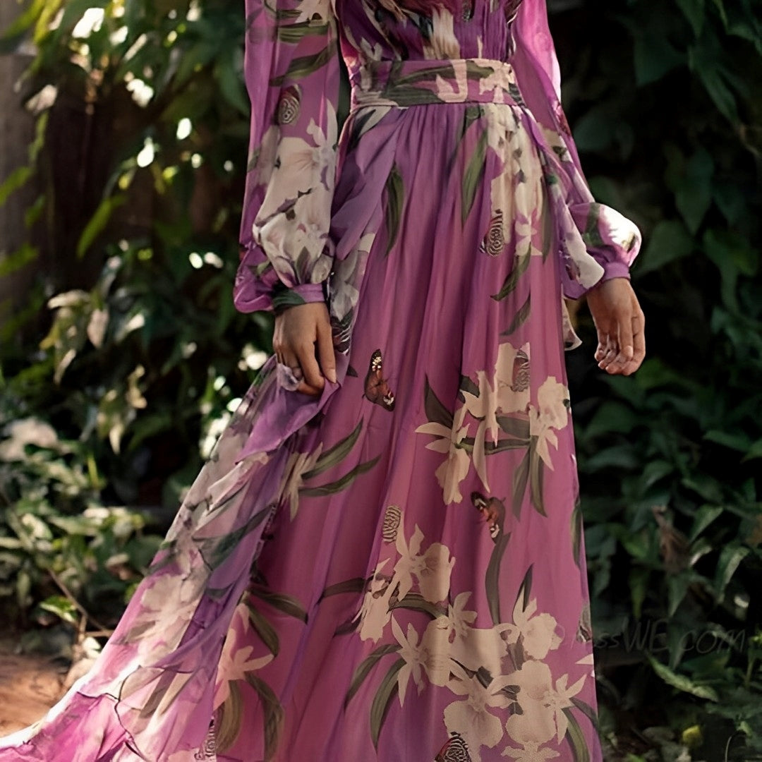 Modisches lila Blumenkleid für Damen. Langes, bequemes Maxikleid mit V-Ausschnitt und sommerlichem Muster.