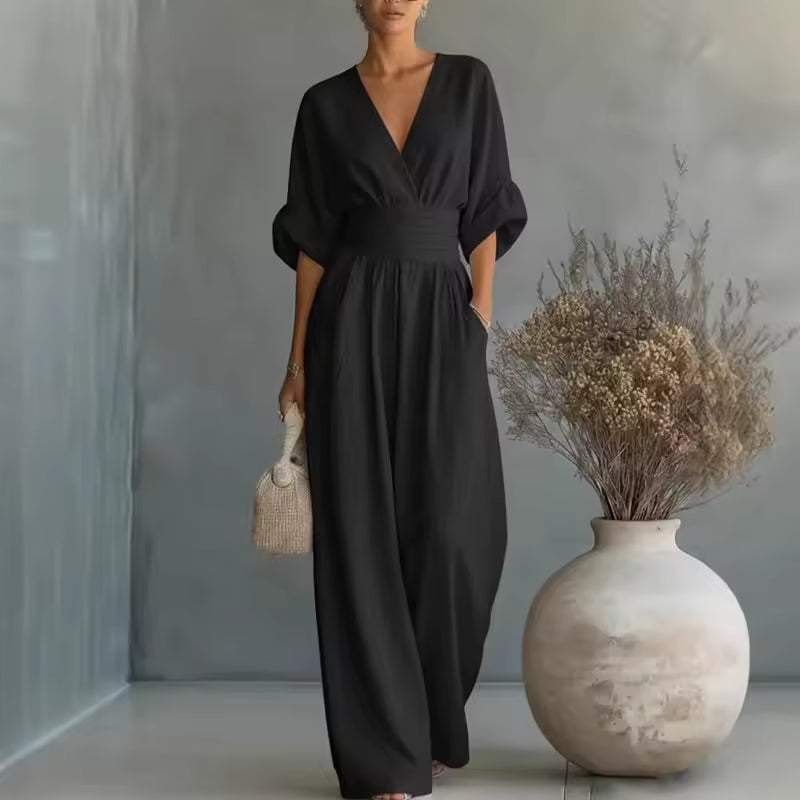 Schwarzer Jumpsuit für Frauen, kombiniert Eleganz und Komfort, perfekt für Abendveranstaltungen.