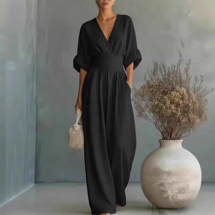 Schwarzer Jumpsuit für Frauen, kombiniert Eleganz und Komfort, perfekt für Abendveranstaltungen.