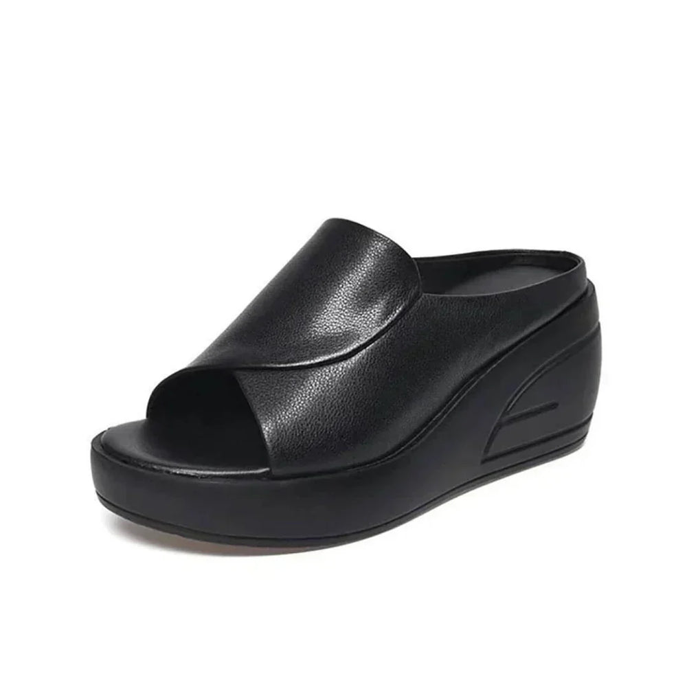 Elegante Damen Slip-On Keilsandalen mit ergonomischem Fussbett. Ideal für bequemes Gehen und Fussgesundheit.