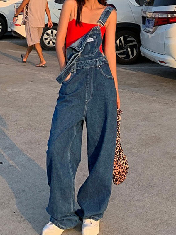 Blaue Damen Boyfriend Latzhose im Vintage Look. Lässiger Denim Overall für Freizeit und trendige Outfits.