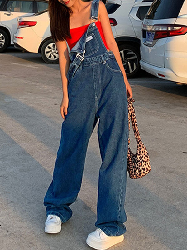 Trendige blaue Damen Latzhose, perfekt für einen lässigen Vintage-Look. Vielseitiger Denim Overall.