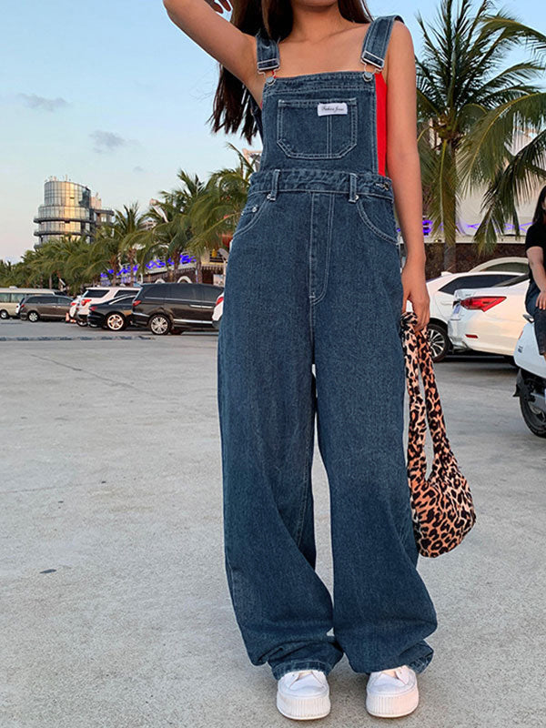 Denim Damen Latzhose im Boyfriend-Stil. Vintage Look mit Waschungseffekt, ideal für moderne Freizeit-Mode.