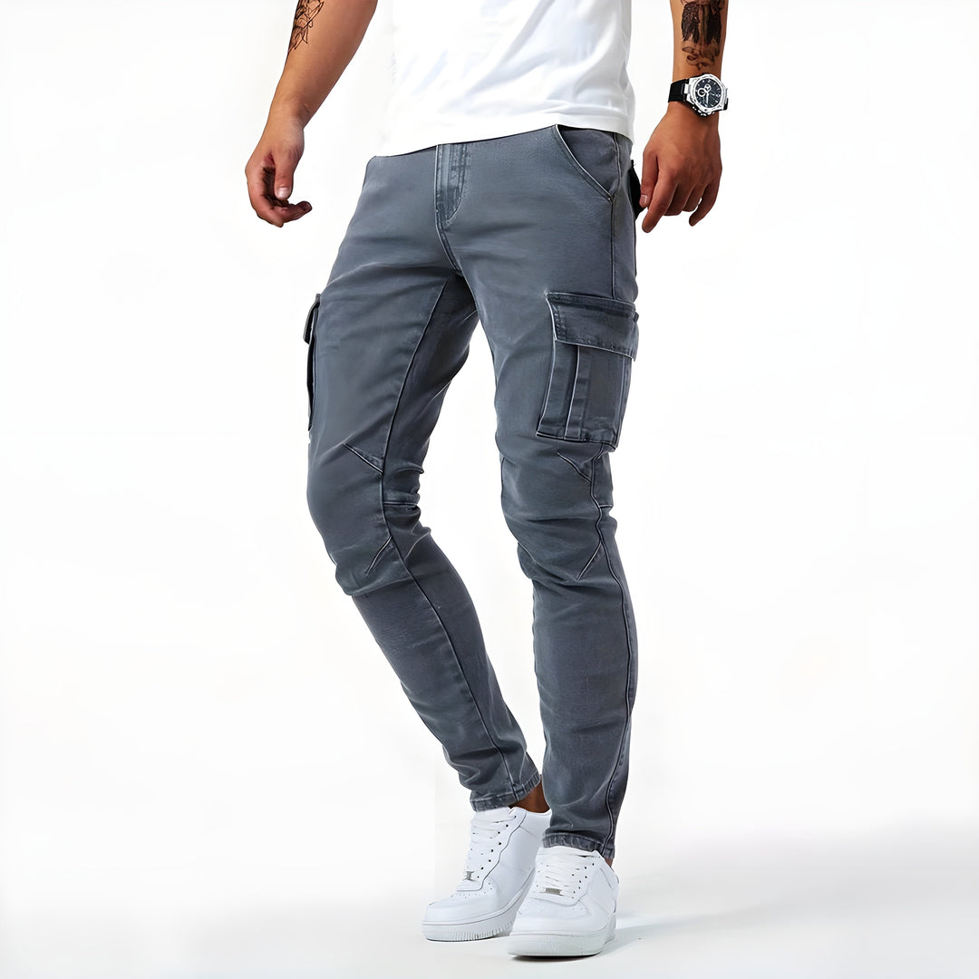 Blaue, elastische Herren Cargo-Jeans für Komfort und Stil. Perfekt für Freizeit und Alltag, mit praktischen Taschen.
