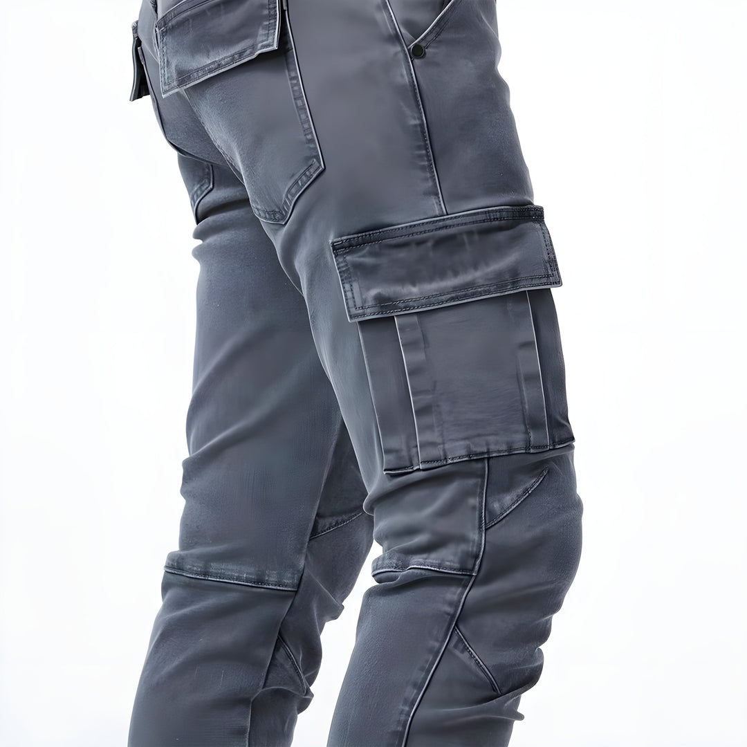 Robuste schwarze Herren Cargo-Jeans mit seitlichen Taschen. Praktische und stilvolle Jeanshose für Herrenmode.
