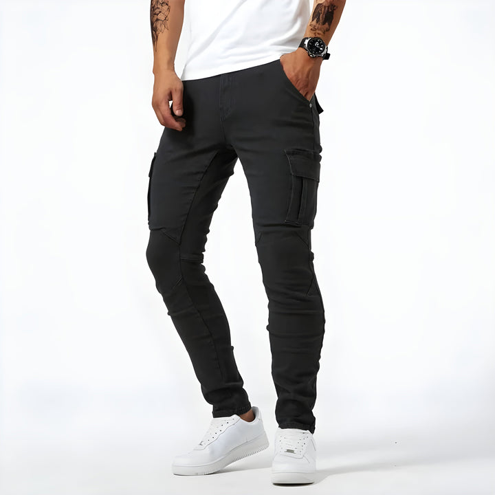Komfortable Herren Stretch-Jeans im Cargo-Stil. Weiche, elastische Herrenmode für entspannte Freizeit-Looks.