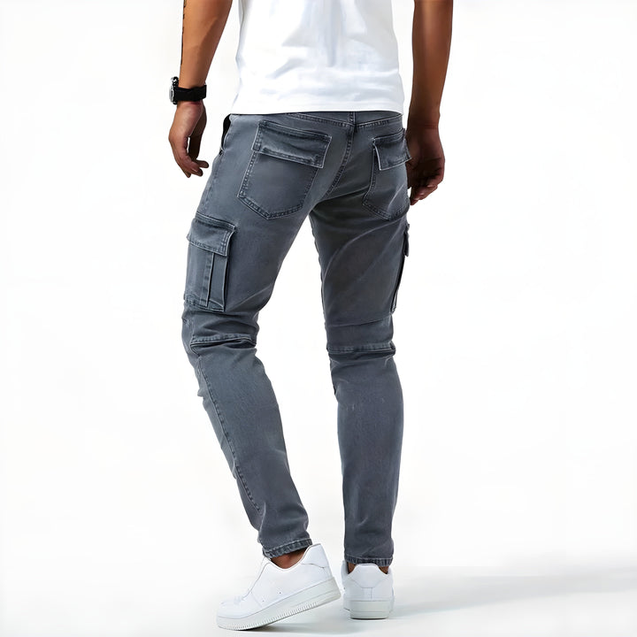 Bequeme Herren Cargo-Jeans, stretchig und modern. Eine vielseitige Jeanshose für modebewusste Männer in Blau.