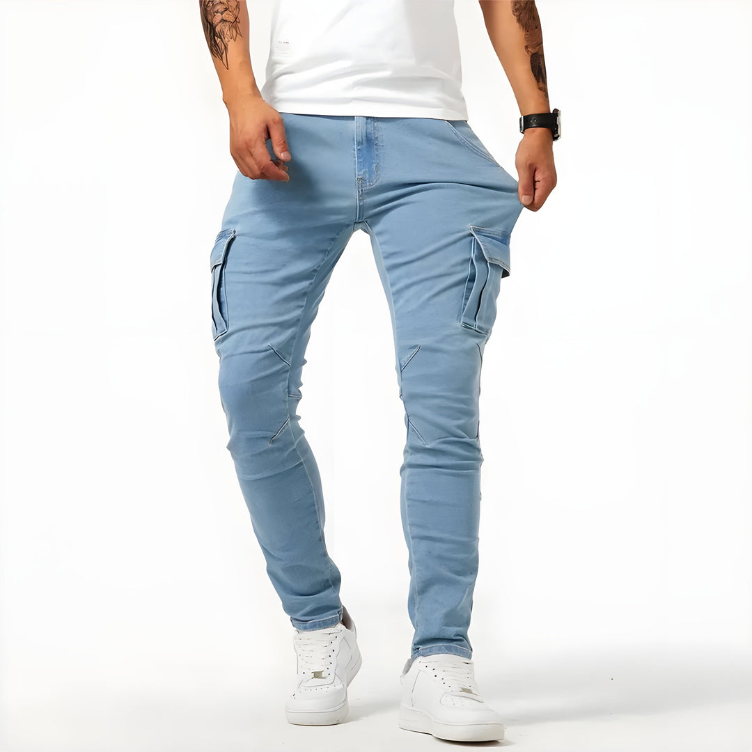 Detailaufnahme einer seitlichen Cargotasche an einer elastischen Herren Jeanshose. Funktionalität und Design.