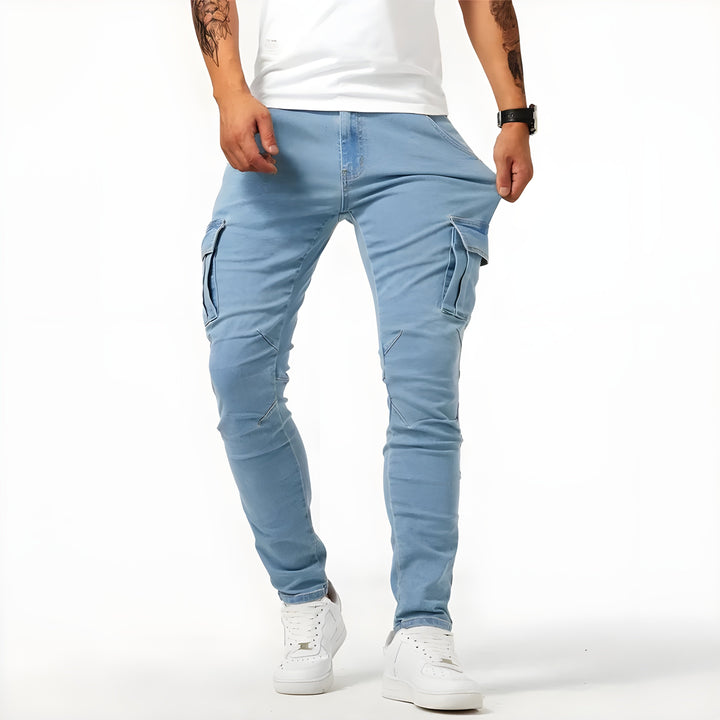 Detailaufnahme einer seitlichen Cargotasche an einer elastischen Herren Jeanshose. Funktionalität und Design.