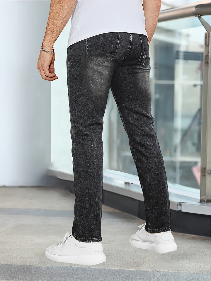 Seitliche Ansicht der blauen Stretch Herrenjeans, unterstreicht schlanke & flexible Passform.