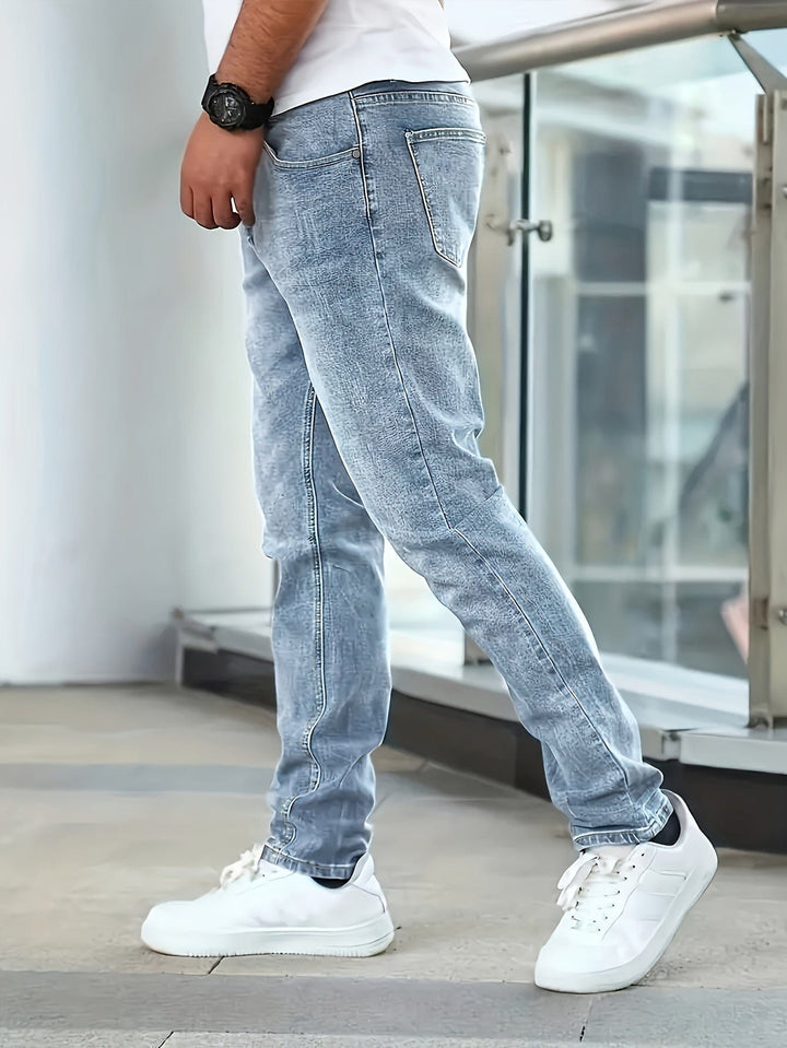 Mann in schwarzer Stretchjeans von der Seite, ideal für lässige Looks & ganzjährigen Komfort.
