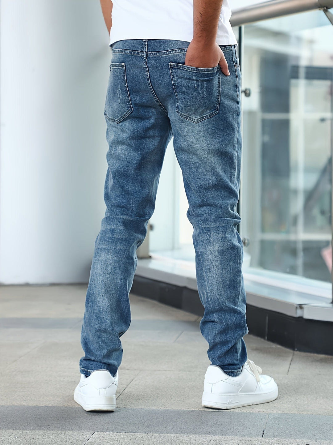 Detail der Stretch-Jeans: flexibles Gewebe, zeigt Elastizität & Bewegungsfreiheit der Herrenjeans.