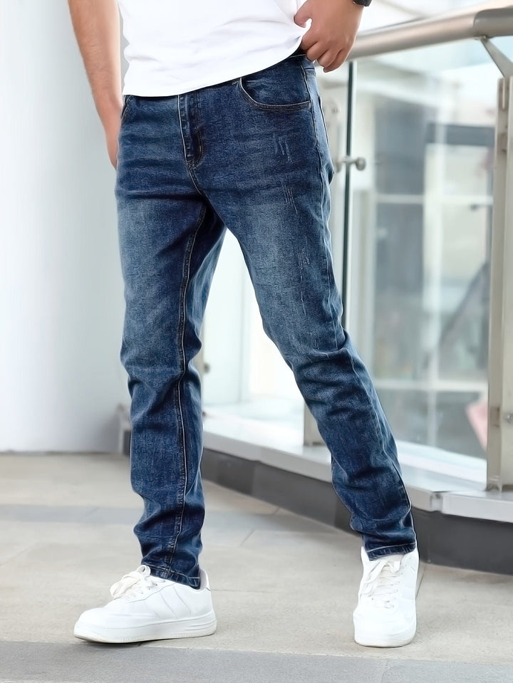 Mann in schwarzer Stretch-Herrenjeans, zeigt moderne, flexible Passform für ganzjährigen Tragekomfort.