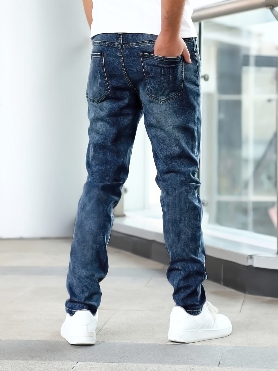 Nahaufnahme des blauen Stretch-Jeansstoffs: strapazierfähige Qualität & Flexibilität der Herrenjeans.