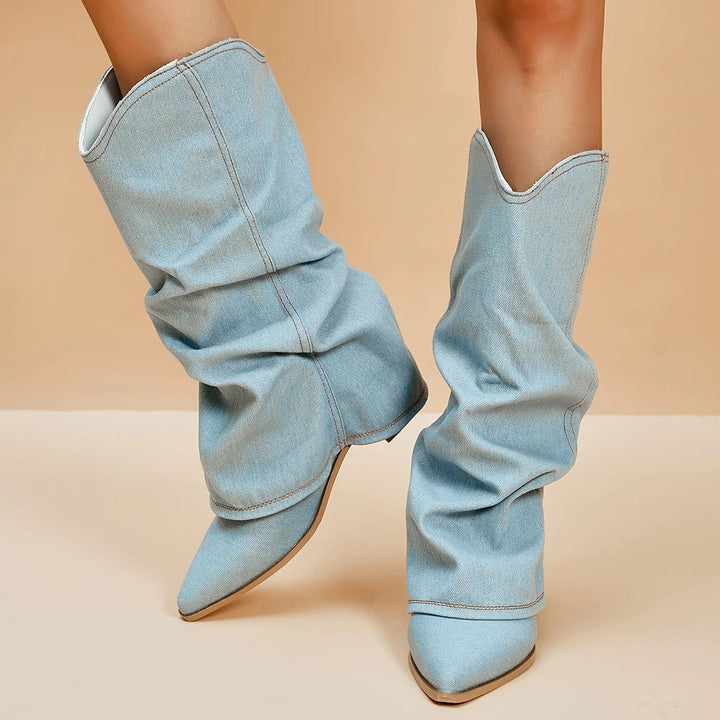 Blaue, kniehohe Damenstiefel mit modischem Blockabsatz für den Herbst. Ideal für elegante Looks.