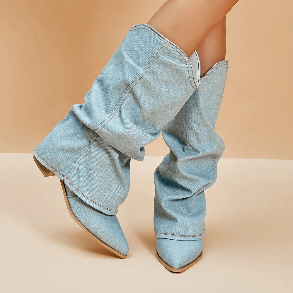 Modische, kniehohe Damenstiefel in Blau mit elegantem Blockabsatz. Perfekt für stilvolle Herbstoutfits.