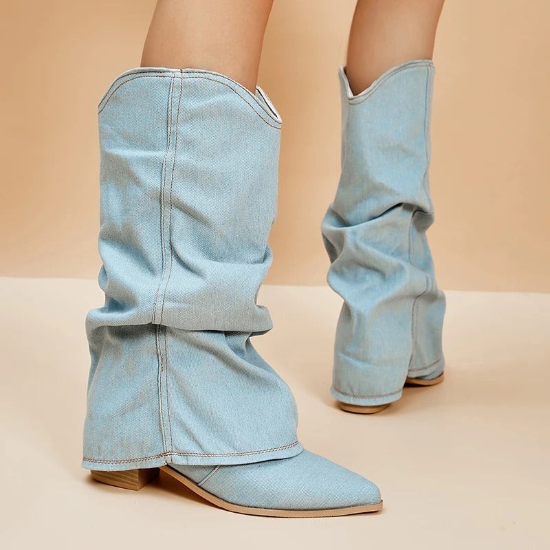 Blaue Damenstiefel, kniehoch, mit stabilem Blockabsatz. Ideal für elegante Herbstmode und Komfort.