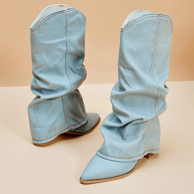 Stilvolle, kniehohe Damenstiefel in Blau mit elegantem Blockabsatz für modische Herbst-Looks.