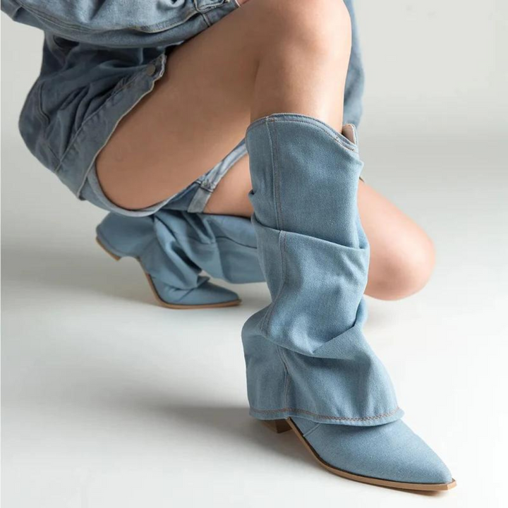 Elegante, blaue Damenstiefel mit hohem Schaft und modischem Blockabsatz. Perfekt für Herbst und Winter.