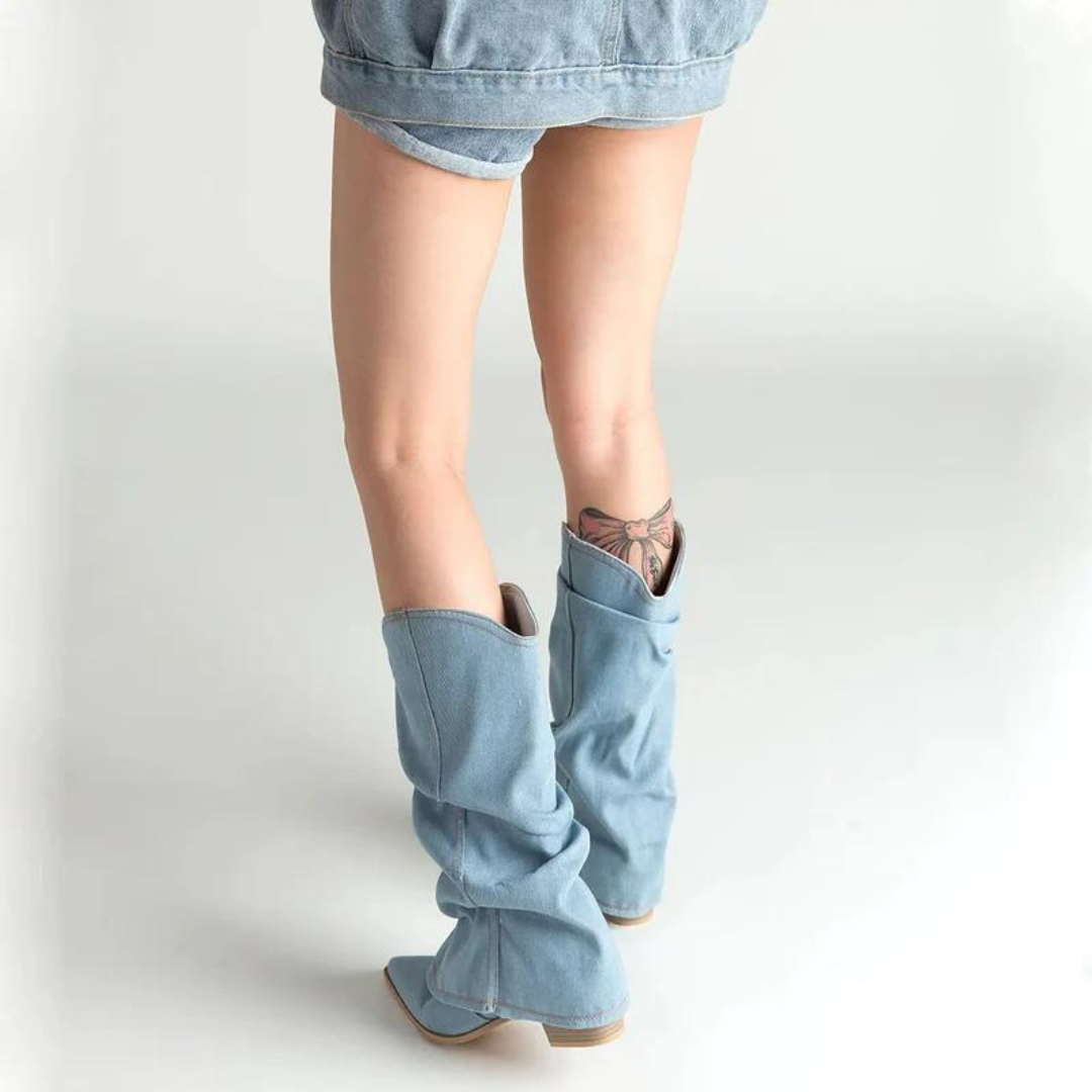 Modische, blaue Damenstiefel, kniehoch, mit elegantem Blockabsatz. Ein Must-have für Herbstmode.