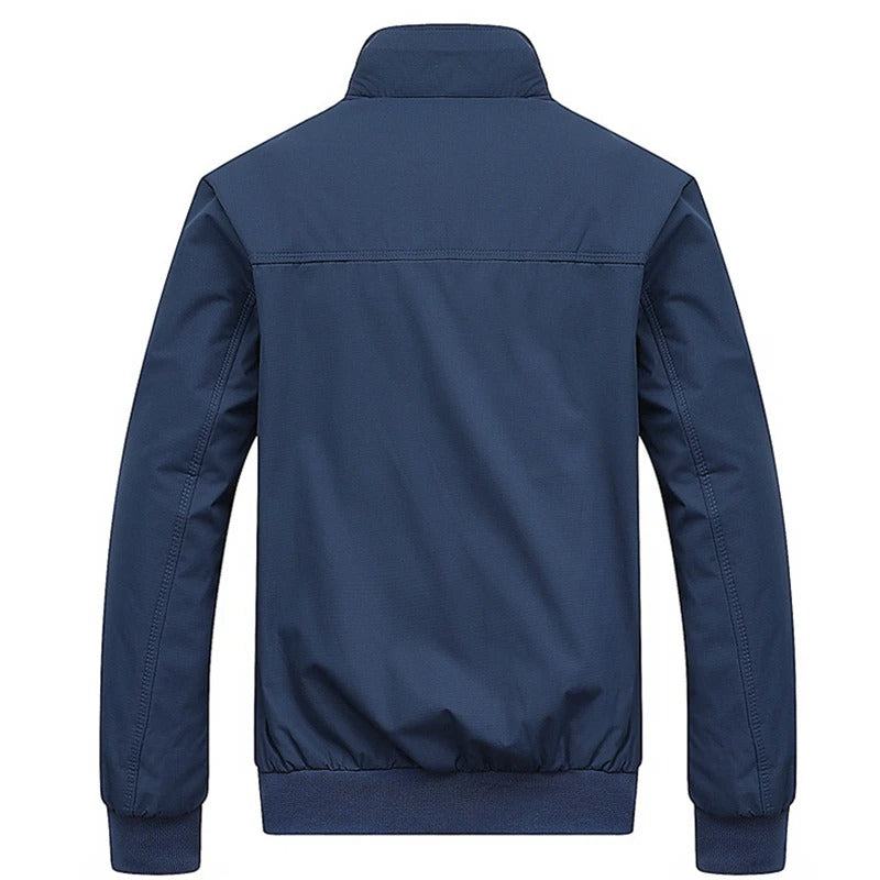 Dunkelblaue Herrenjacke, wasserabweisend, mit Stehkragen, ideal für Herbst und Winter.