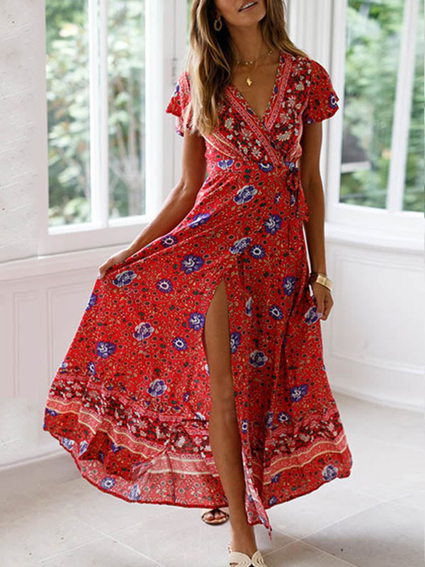 Bunt geblümtes Damen Maxi-Wickelkleid im Bohemian-Stil. Kurzarmer Polyesterkleid, ideal als sommerliches Freizeitkleid.