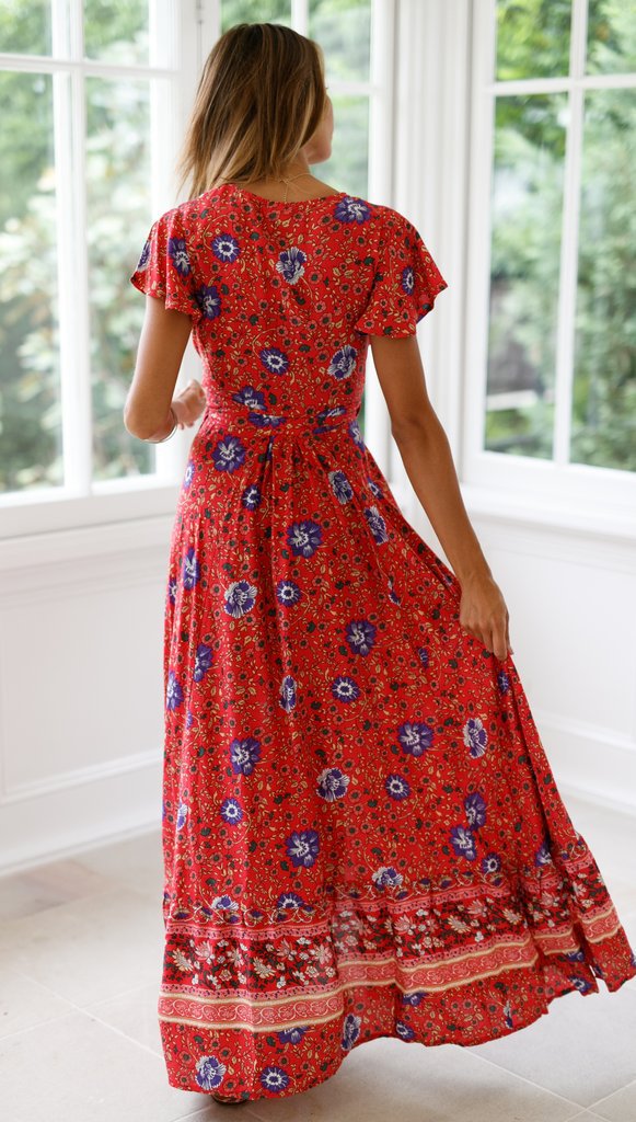 Bohemian Damen Sommerkleid: Maxilanges Wickelkleid mit lebhaftem Blumenmuster, kurzen Ärmeln und tiefem V-Ausschnitt.