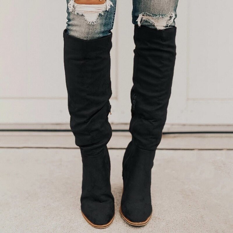 Schwarze Damen Stiefel mit Absatz kombiniert zu Jeans