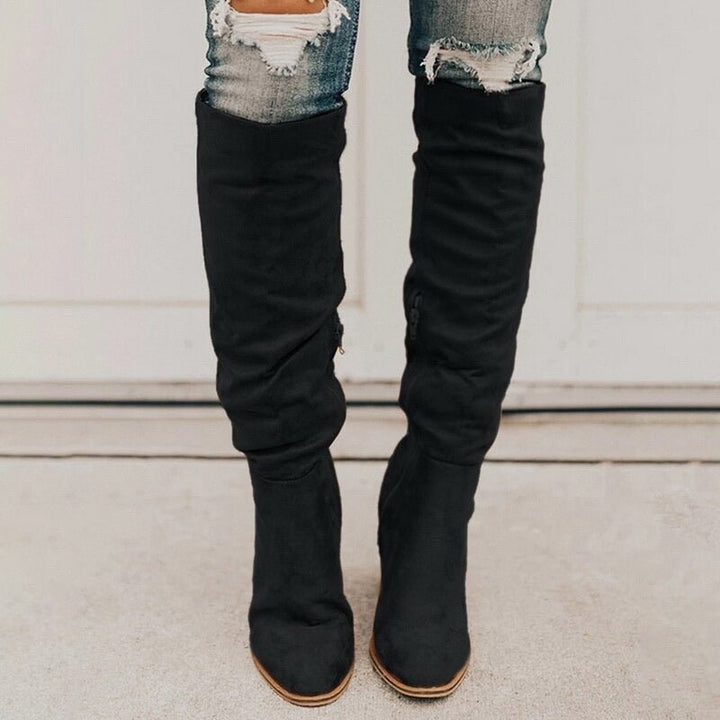 Schwarze Damen Stiefel mit Absatz kombiniert zu Jeans