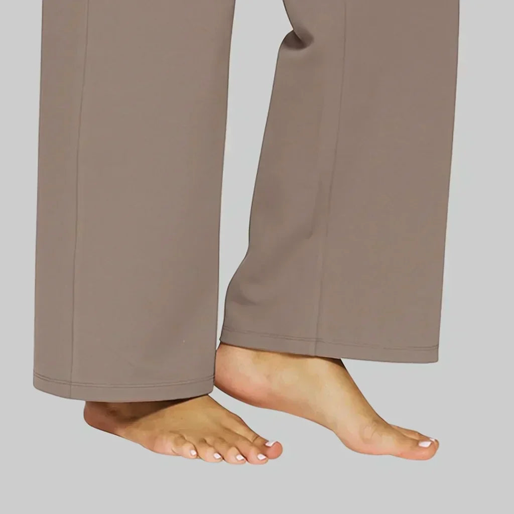 Damen Freizeithose mit hohem Bund in der Detailansicht des praktischen Taschenbereichs