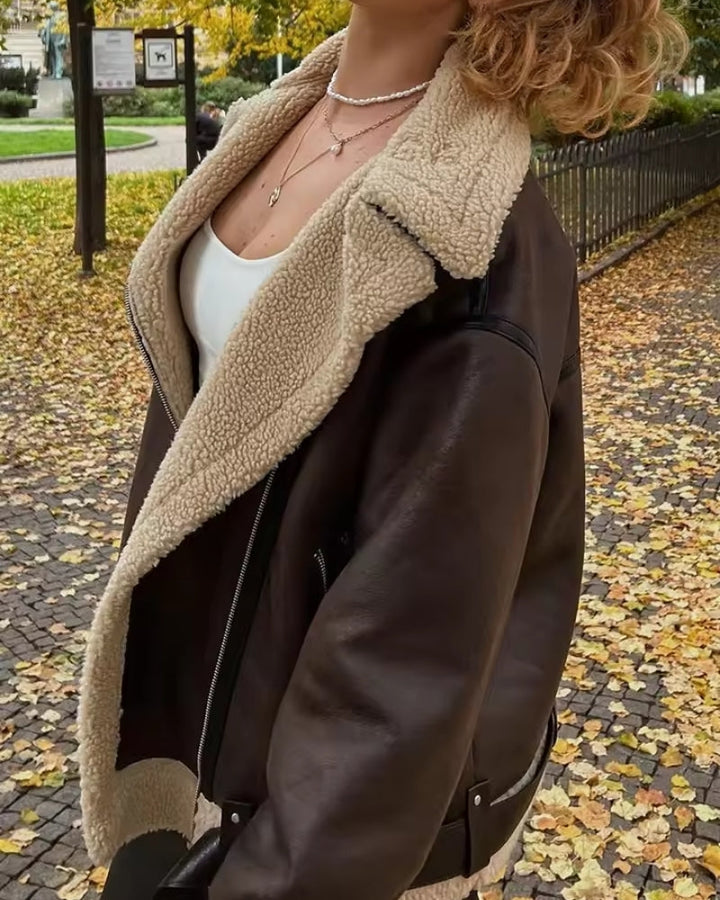 Detailansicht des Reverskragens einer braunen, wasserabweisenden Damen Winterjacke, ideal für Komfort & Wärme.
