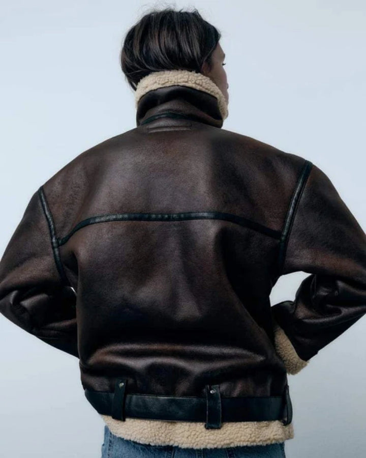 Rückansicht einer braunen, isolierenden Damen Winterjacke mit Reverskragen, wasserabweisend für Outdoor-Komfort.