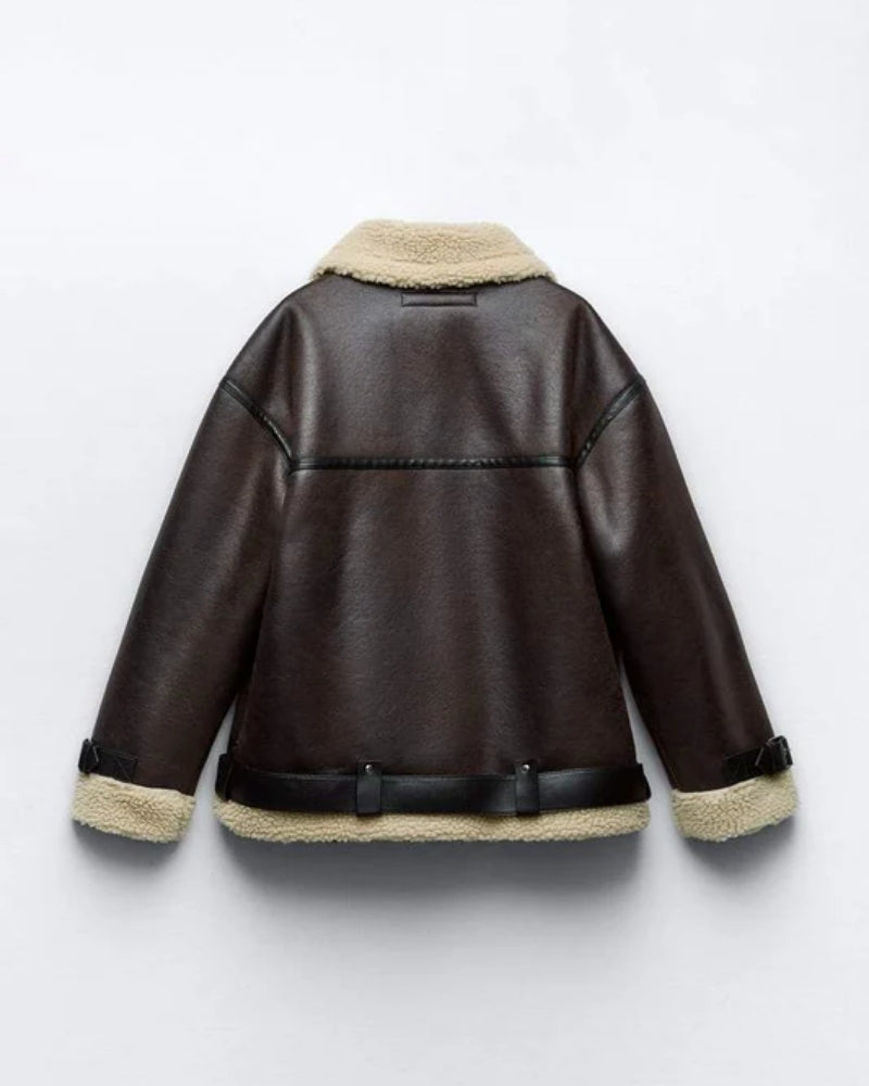 Nahaufnahme des Stoffs einer braunen, wasserabweisenden Damen Winterjacke mit Reverskragen für Wärme & Komfort.