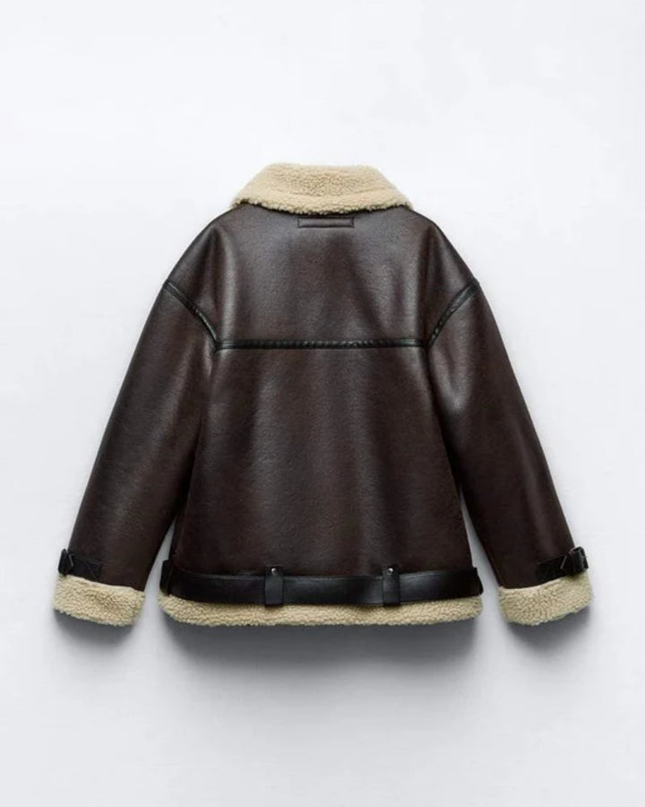 Nahaufnahme des Stoffs einer braunen, wasserabweisenden Damen Winterjacke mit Reverskragen für Wärme & Komfort.