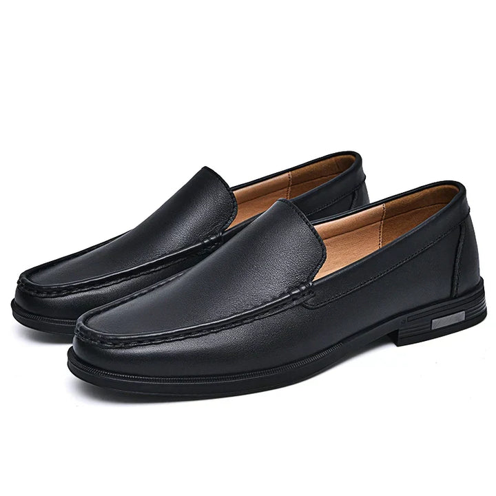 Schwarze elegante Loafers für Herren. Komfortable Slip-On Schuhe, perfekt für den Frühling.