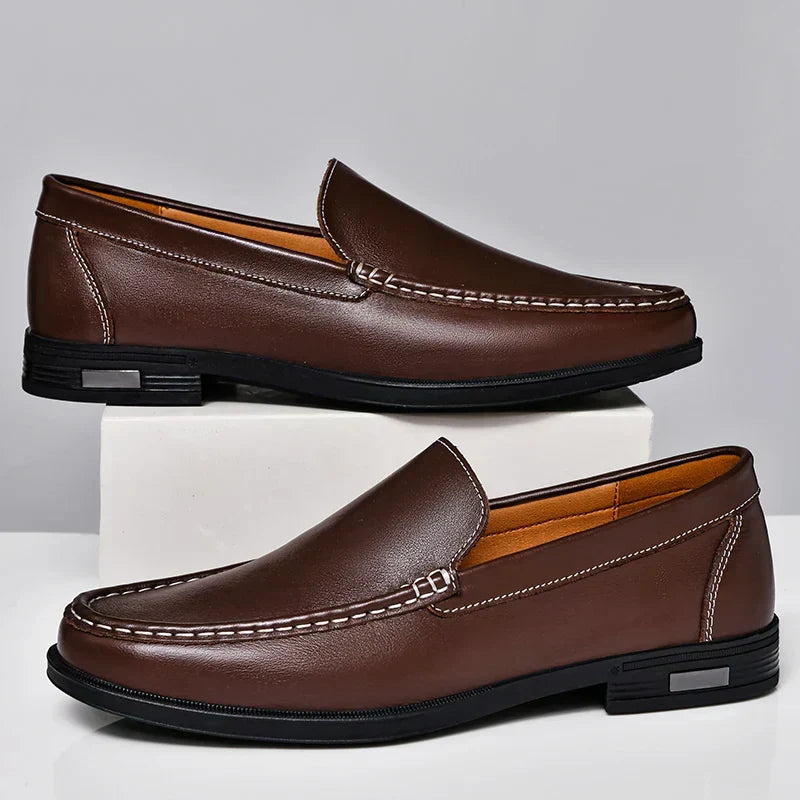 Vielseitige braune Herren Slip-On Loafers. Bequeme & stilvolle Frühjahrsschuhe für jeden Tag.