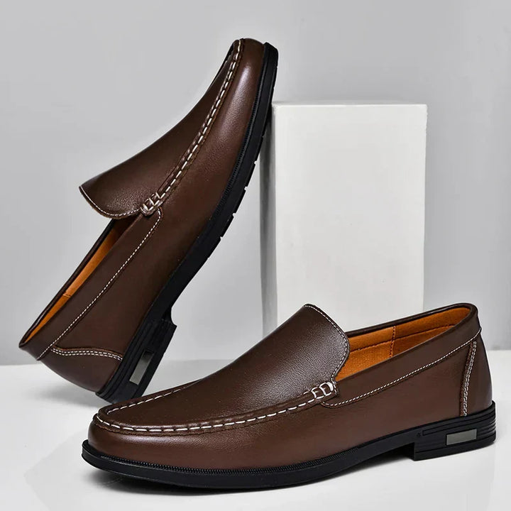 Zeitlose schwarze Herren Loafers. Elegante Slip-On Schuhe, ideal für Frühling & leichte Spaziergänge.