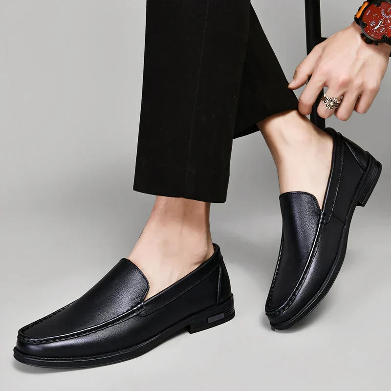 Komfortable braune Herren Loafers mit Slip-On Funktion. Stilvolle & langlebige Frühjahrsschuhe.